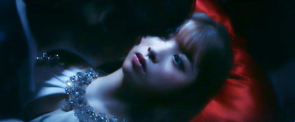 目を開けるユリ