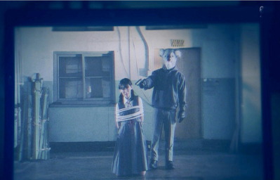 ファイルを開くと誘拐されているあずさの映像が出てきた