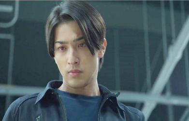 遺品を見つめる