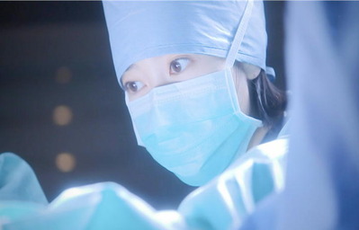 手術のアシストしている