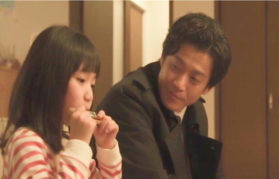 父にハーモニカを聴かせてあげる茜