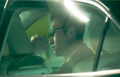 この前のボーイに金を渡してる桑田の秘書