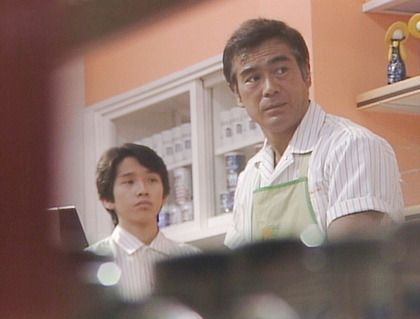 出て行った客を見ている村田と矢崎