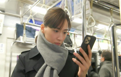 通勤途中でスマホを見る