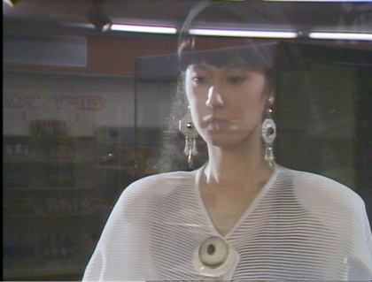 突然、店に美しい女性が現れる
