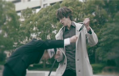 腹に一撃を食らわす