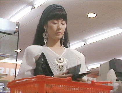 財布から金を出す女性