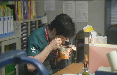 カップラーメン食っている成瀬