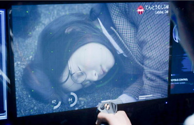 モニター越しで美雲を見ている・・