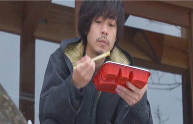 沢井が持ってきたまかないを食べる