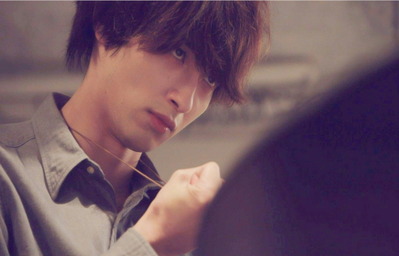 ペンダントを握りしめる直輝