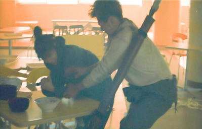 さけび声が上げて女性が飛び出してきた