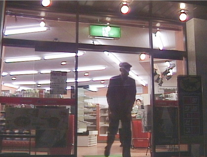 店を出ていく老人