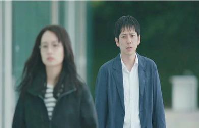 去っていく鈴間を見ている