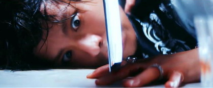 ナイフが突き刺さる