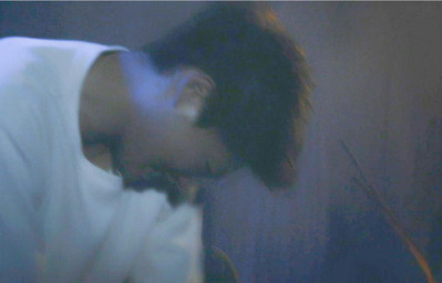 瓦礫をどかそうとしている響