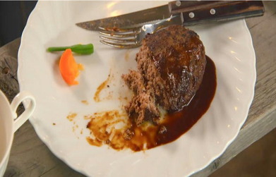 食べ残されたハンバーグ