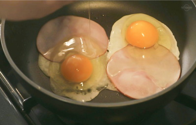 45ハムエッグを焼く