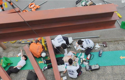 宙吊りの鉄骨が揺れている