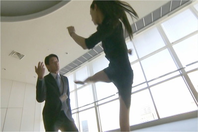 眞子の回し蹴りが浅岡部長に飛ぶ