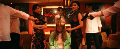 ユリに銃が向けられる