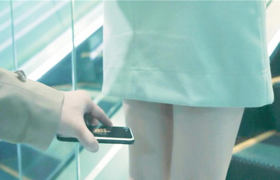 照井のスカートの中にスマホを入れる