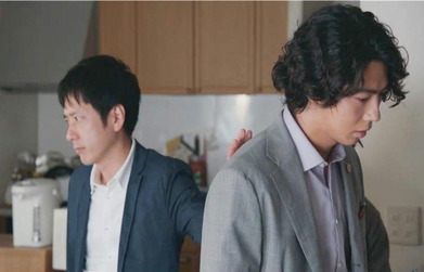 三輪の肩を叩く