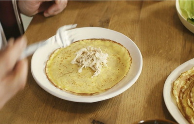 クレープにツナマヨを乗せるケンジ