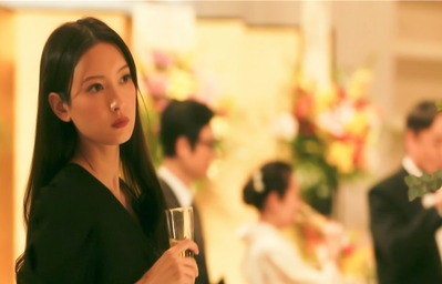 Bテーブルに目を向けるまゆ