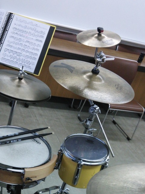 シンバルの上にシンバルを シンバルスタッカー 拙者 一六三または一六四