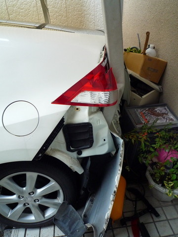 自宅車庫に向かいの高齢者が運転する車が暴走して突っ込むという超迷惑なもらい事故 拙者 一六三または一六四 自宅車庫に向かいの高齢者が運転する車が暴走して突っ込むという超迷惑なもらい事故 拙者 一六三または一六四