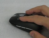 握る