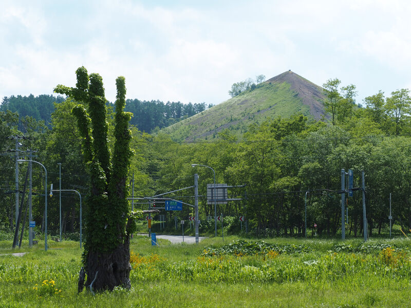 炭鉱 今も内部で自然発火を続けていて雪が積もらない山 上砂川炭鉱ズリ山 北海道よりみち話 北海道の果てまで行ってみよう 炭鉱 今も内部で自然発火を続けていて雪が積もらない山 上砂川炭鉱ズリ山 北海道よりみち話 北海道の果てまで行ってみよう