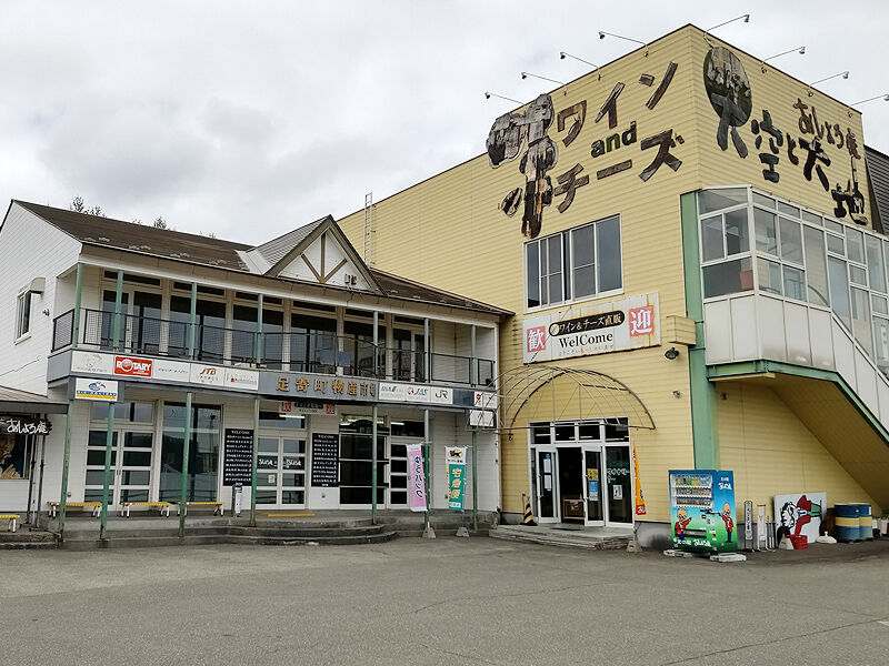 食事】オーナーは松山千春の友人！至る所に松山千春が描かれている豚丼