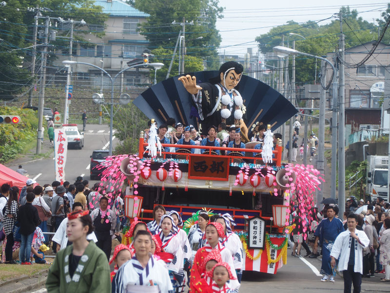 イベント 北海道三大祭 明治時代から続く1kmの大行列が見所 金刀比羅神社例大祭 北海道よりみち話 北海道の果てまで行ってみよう イベント 北海道三大祭 明治時代から続く1kmの大行列が見所 金刀比羅神社例大祭 北海道よりみち話 北海道の果てまで行ってみよう