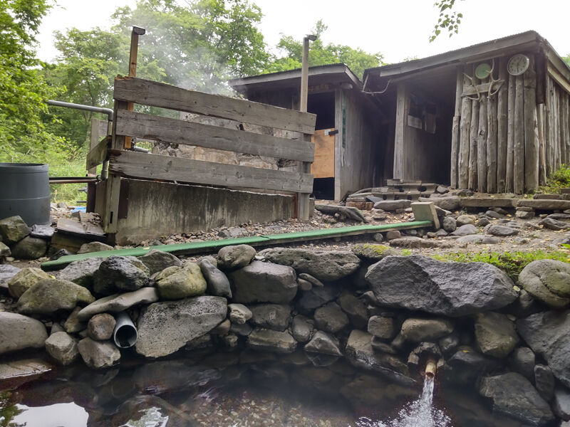 温泉 森と川に囲まれた野趣あふれる無料の天然温泉 養老牛温泉 からまつの湯 北海道よりみち話 北海道の果てまで行ってみよう