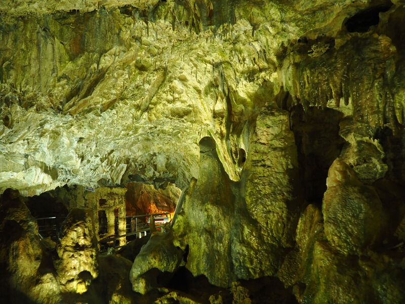 観光】学術的にも貴重なマカロニ鍾乳石のある夏はひんやり涼しい”当麻