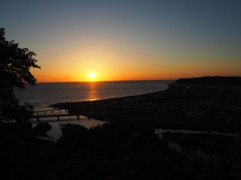 夕日】桜の町で見られる太平洋に沈む夕日と夜景が楽しめる展望スポット