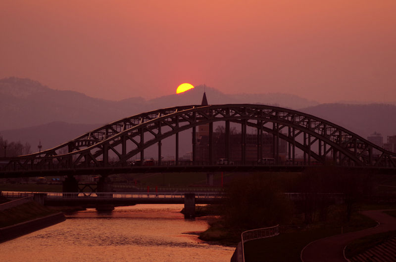 大雪の山々 夕日 朝日にダイヤモンドダスト 旭川市街地の橋は隠れた撮影名所です 北海道よりみち話 北海道の果てまで行ってみよう
