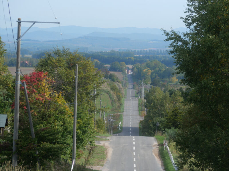 景色 激しいアップダウンが続く直線道路 十勝岳連峰の景色も素晴らしい ジェットコースターの路 北海道よりみち話 北海道の果てまで行ってみよう 景色 激しいアップダウンが続く直線道路 十勝岳連峰の景色も素晴らしい ジェットコースターの路 北海道よりみち話 北海道の果てまで行ってみよう