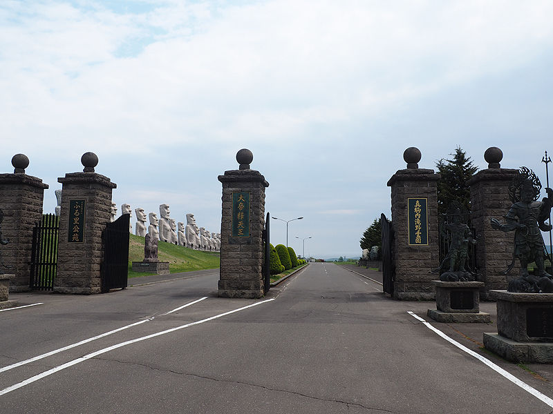大仏にモアイにストーンヘンジ 滝野霊園で世界旅行気分が味わえます 北海道よりみち話 北海道の果てまで行ってみよう