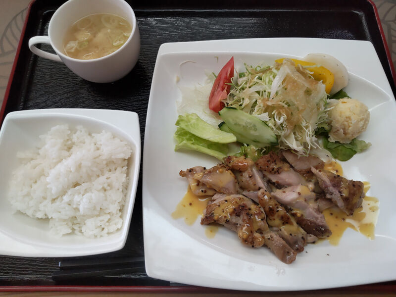 食事 三笠市郊外の農村部にある倉庫を改装した食事 カフェ 岩見沢市民にも人気がある パパジ ママジ 北海道よりみち話 北海道の果てまで行ってみよう