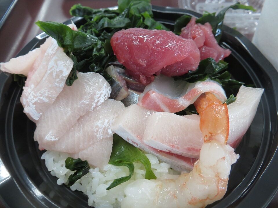 観音寺漁港前のアオハタ鮮魚店の海鮮丼最高です さぬきの中心から日々を語る