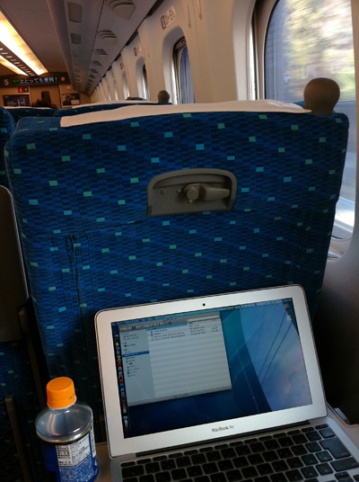 MacBookAir11_inShinkansen2