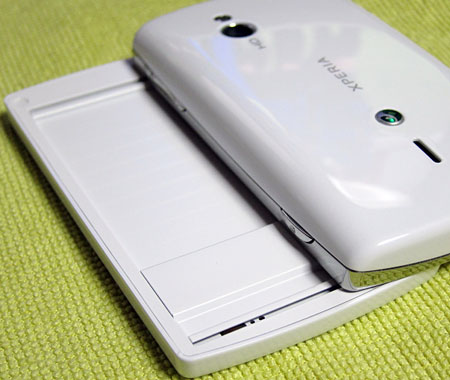 XPERIA_MiniPro08panelBehind