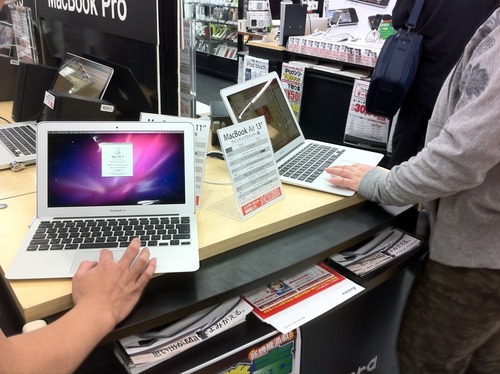 New MacBook Air 2010 at Shop (1)