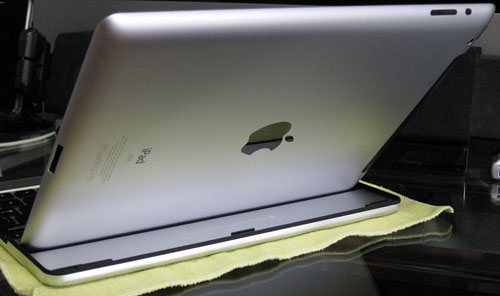 iPad_MobileBTKeyBoard07standing