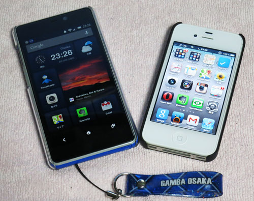 INFOBAR_A02_and_iPhone4S