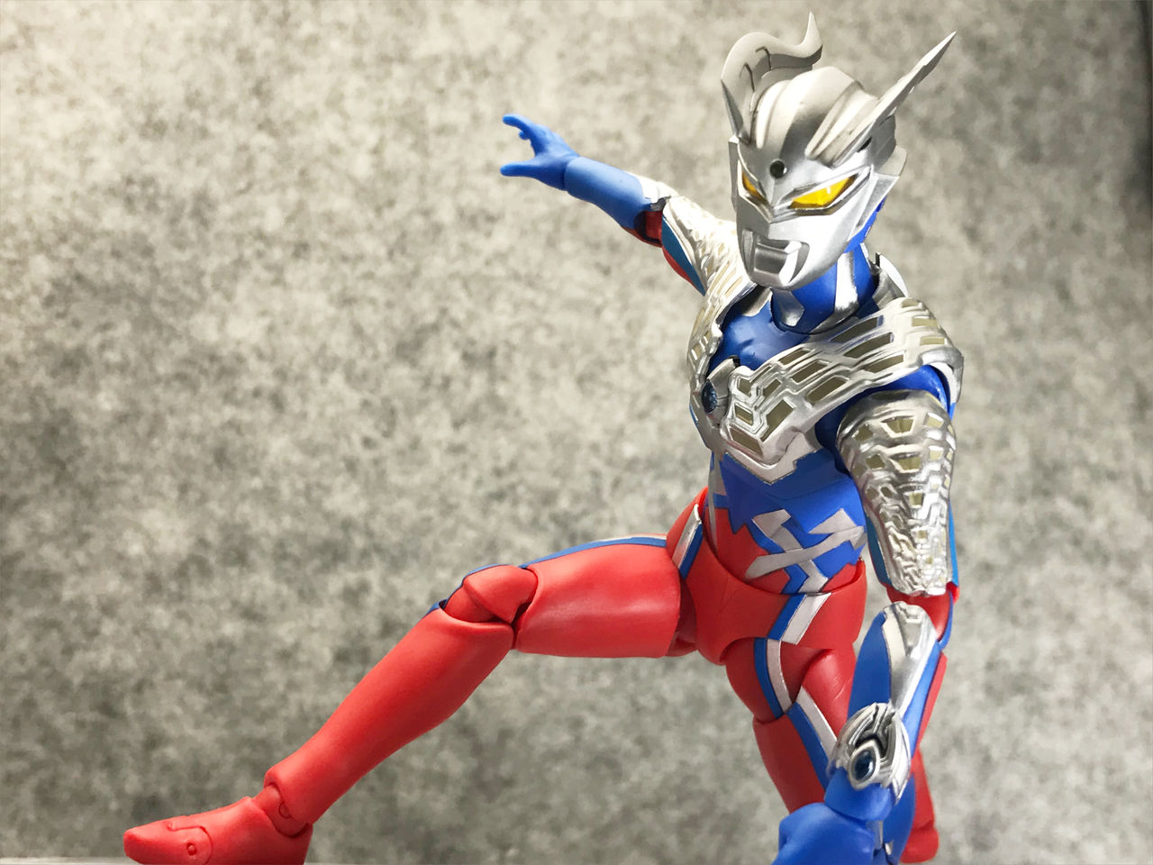 ウルトラマン 腕組みポーズ 貯金箱 ウルトラマン 画像 ウルトラマン 腕組みポーズ 貯金箱5/7発送
