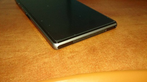 Xperia Z後継機「SONY i1(Honami)」のデザイン1